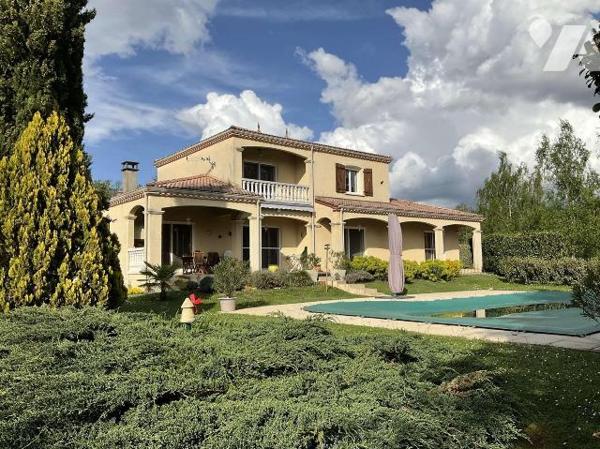 A VENDRE : Grande maison contemporaine située sur les hauteurs d'un village tout commerces à en...