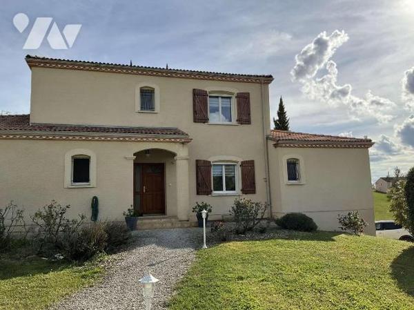 A VENDRE : Grande maison contemporaine située sur les hauteurs d'un village tout commerces à en...