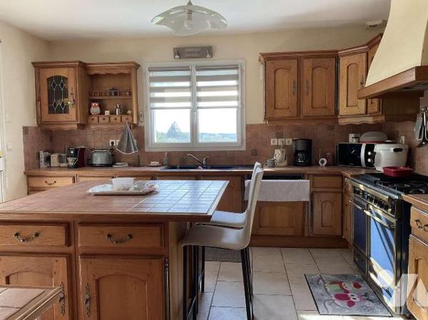 A VENDRE : Grande maison contemporaine située sur les hauteurs d'un village tout commerces à en...