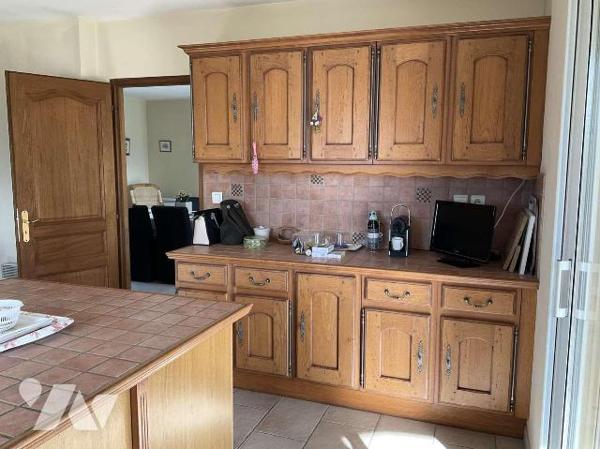 A VENDRE : Grande maison contemporaine située sur les hauteurs d'un village tout commerces à en...