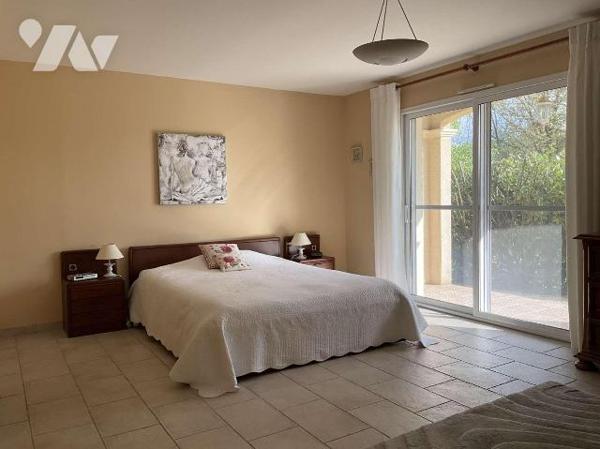 A VENDRE : Grande maison contemporaine située sur les hauteurs d'un village tout commerces à en...