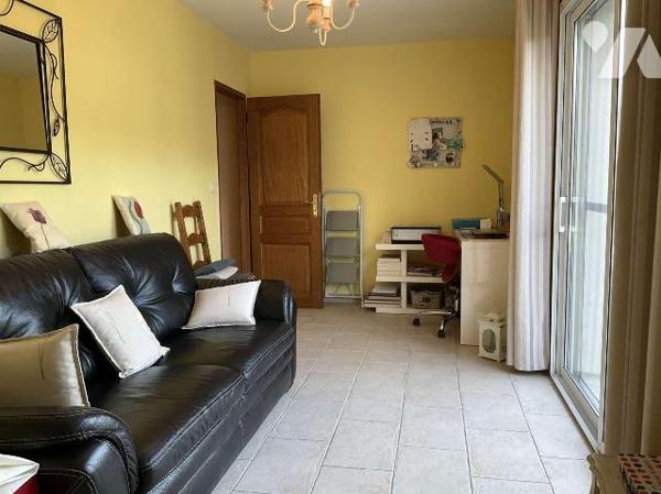 A VENDRE : Grande maison contemporaine située sur les hauteurs d'un village tout commerces à en...