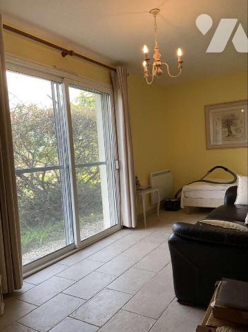 A VENDRE : Grande maison contemporaine située sur les hauteurs d'un village tout commerces à en...