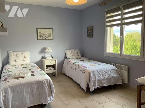 A VENDRE : Grande maison contemporaine située sur les hauteurs d'un village tout commerces à en...