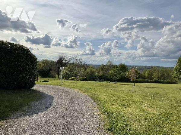 A VENDRE : Grande maison contemporaine située sur les hauteurs d'un village tout commerces à en...