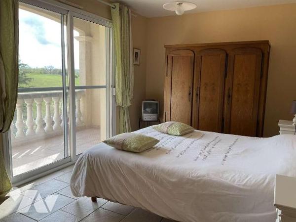 A VENDRE : Grande maison contemporaine située sur les hauteurs d'un village tout commerces à en...