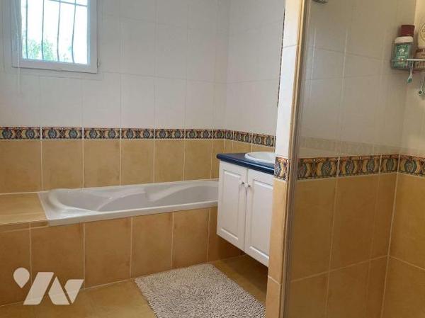 A VENDRE : Grande maison contemporaine située sur les hauteurs d'un village tout commerces à en...