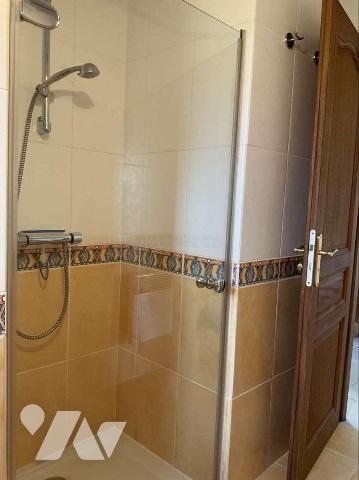 A VENDRE : Grande maison contemporaine située sur les hauteurs d'un village tout commerces à en...