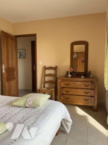 A VENDRE : Grande maison contemporaine située sur les hauteurs d'un village tout commerces à en...