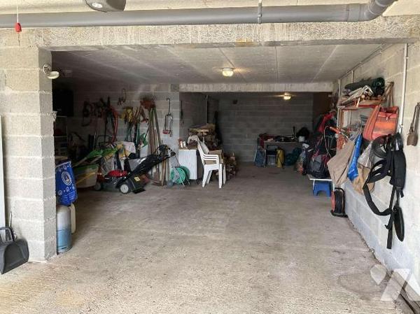 A VENDRE : Grande maison contemporaine située sur les hauteurs d'un village tout commerces à en...