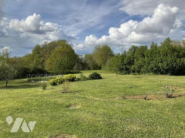 A VENDRE : Grande maison contemporaine située sur les hauteurs d'un village tout commerces à en...