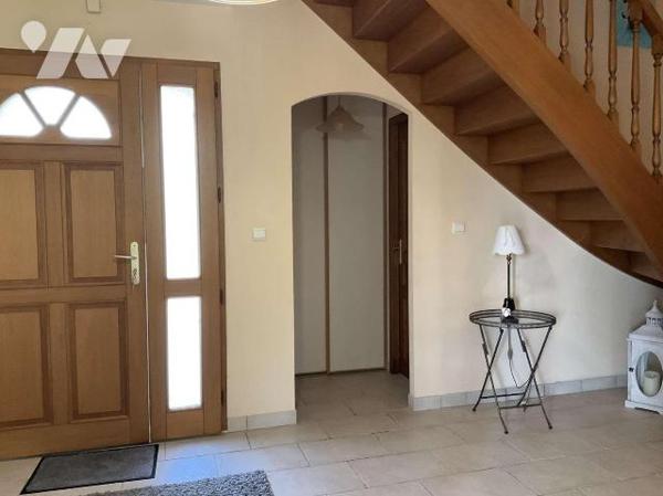 A VENDRE : Grande maison contemporaine située sur les hauteurs d'un village tout commerces à en...