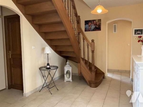 A VENDRE : Grande maison contemporaine située sur les hauteurs d'un village tout commerces à en...