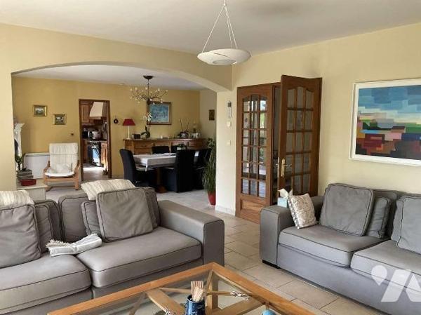 A VENDRE : Grande maison contemporaine située sur les hauteurs d'un village tout commerces à en...