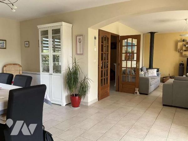 A VENDRE : Grande maison contemporaine située sur les hauteurs d'un village tout commerces à en...