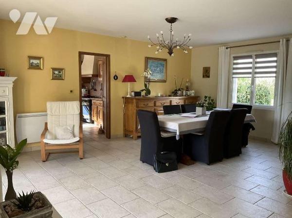 A VENDRE : Grande maison contemporaine située sur les hauteurs d'un village tout commerces à en...