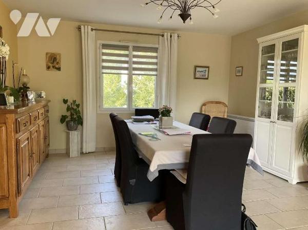 A VENDRE : Grande maison contemporaine située sur les hauteurs d'un village tout commerces à en...