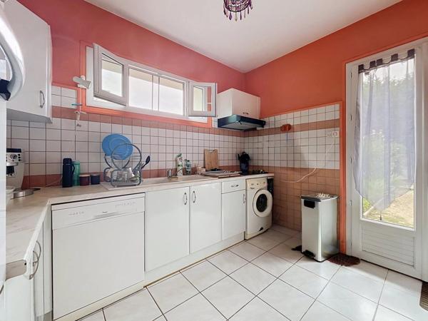 Location                                                      Maison de village
                        
                     4 pièces                      88 m2                     à Le Bugue