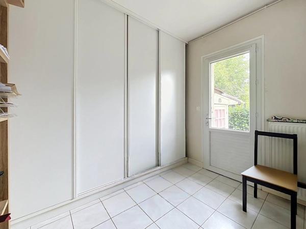 Location                                                      Maison de village
                        
                     4 pièces                      88 m2                     à Le Bugue
