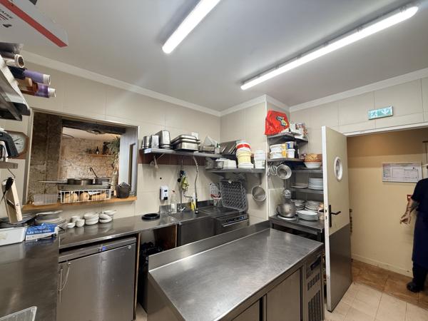Fonds De Commerce
        
        - 70 m² Exclusivité 195 000 € *