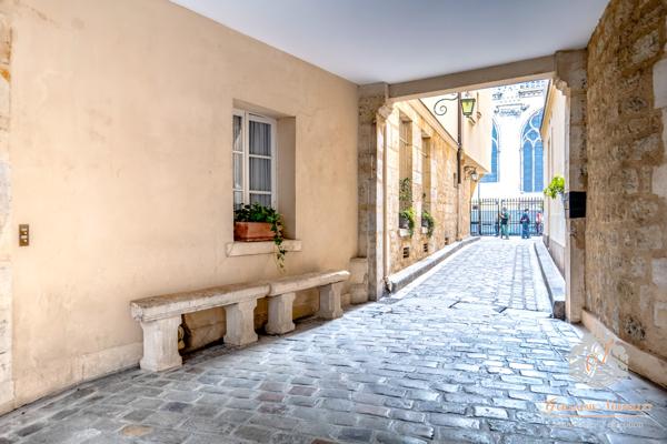 Duplex d’exception - Au pied de la Cathédrale Notre-Dame de Paris (4e) - 100 m² - 2 chambres - Box en sus