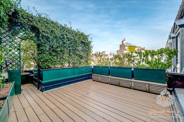 Duplex d’exception - Au pied de la Cathédrale Notre-Dame de Paris (4e) - 100 m² - 2 chambres - Box en sus
