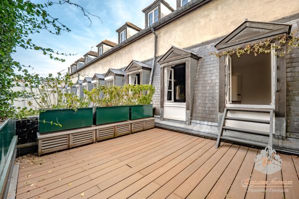 Duplex d’exception - Au pied de la Cathédrale Notre-Dame de Paris (4e) - 100 m² - 2 chambres - Box en sus