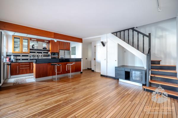 Duplex d’exception - Au pied de la Cathédrale Notre-Dame de Paris (4e) - 100 m² - 2 chambres - Box en sus