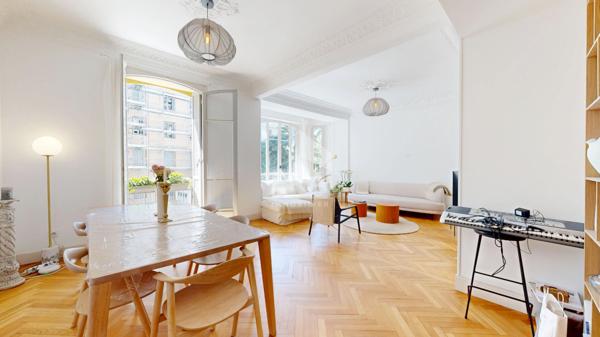 NICE - FLEURS : JOLI 3/4 PIÈCES TRAVERSANT DANS UN BEAU BOURGEOIS