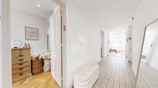 NICE - FLEURS : JOLI 3/4 PIÈCES TRAVERSANT DANS UN BEAU BOURGEOIS