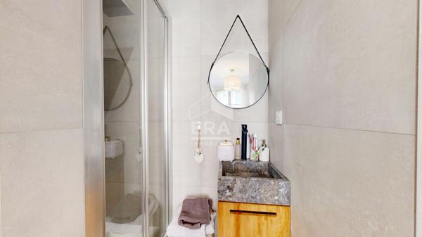 NICE - FLEURS : JOLI 3/4 PIÈCES TRAVERSANT DANS UN BEAU BOURGEOIS