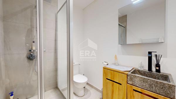 NICE - FLEURS : JOLI 3/4 PIÈCES TRAVERSANT DANS UN BEAU BOURGEOIS