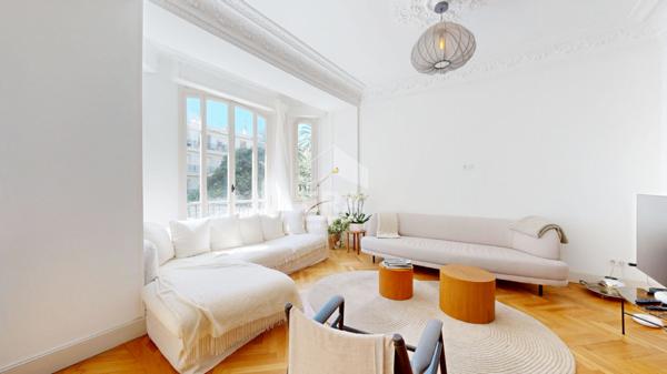 NICE - FLEURS : JOLI 3/4 PIÈCES TRAVERSANT DANS UN BEAU BOURGEOIS