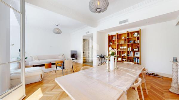 NICE - FLEURS : JOLI 3/4 PIÈCES TRAVERSANT DANS UN BEAU BOURGEOIS