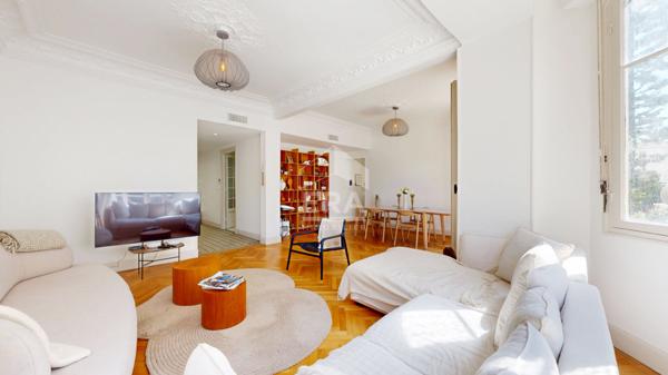 NICE - FLEURS : JOLI 3/4 PIÈCES TRAVERSANT DANS UN BEAU BOURGEOIS