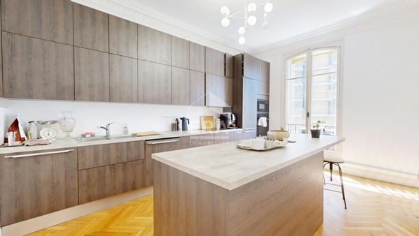 NICE - FLEURS : JOLI 3/4 PIÈCES TRAVERSANT DANS UN BEAU BOURGEOIS