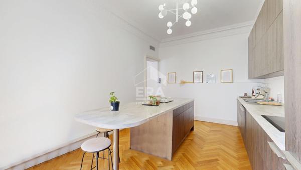 NICE - FLEURS : JOLI 3/4 PIÈCES TRAVERSANT DANS UN BEAU BOURGEOIS