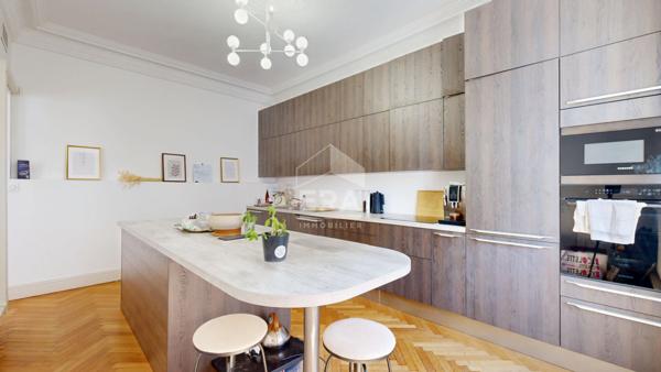 NICE - FLEURS : JOLI 3/4 PIÈCES TRAVERSANT DANS UN BEAU BOURGEOIS