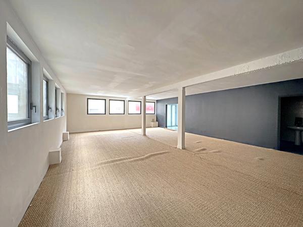 TOULOUSE - LES CHALETS - IMMEUBLE DE 242,10 M² DE BUREAUX OU D'HABITATION AVEC ROOFTOP. DE 93,40 M² , Toulouse