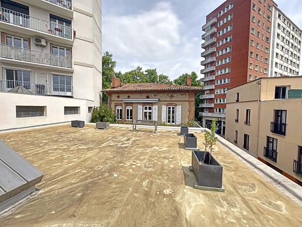 TOULOUSE - LES CHALETS - IMMEUBLE DE 242,10 M² DE BUREAUX OU D'HABITATION AVEC ROOFTOP. DE 93,40 M² , Toulouse