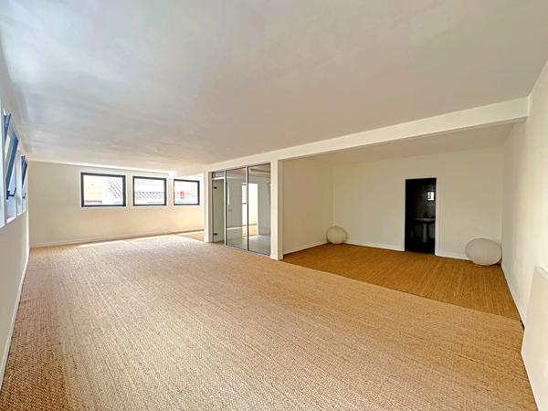 TOULOUSE - LES CHALETS - IMMEUBLE DE 242,10 M² DE BUREAUX OU D'HABITATION AVEC ROOFTOP. DE 93,40 M² , Toulouse