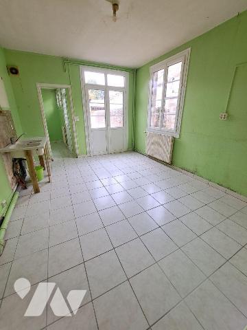 CENTRE BOURG BALLON - PROCHE TOUS COMMERCES
Maison à rénover comprenant salon, cuisine, arrièr...