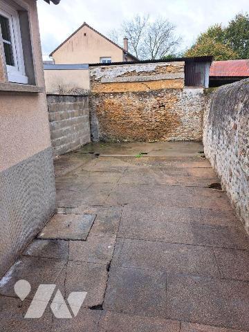 CENTRE BOURG BALLON - PROCHE TOUS COMMERCES
Maison à rénover comprenant salon, cuisine, arrièr...