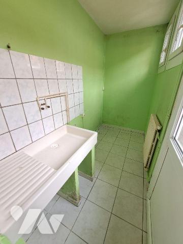 CENTRE BOURG BALLON - PROCHE TOUS COMMERCES
Maison à rénover comprenant salon, cuisine, arrièr...