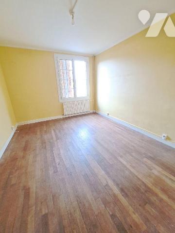 CENTRE BOURG BALLON - PROCHE TOUS COMMERCES
Maison à rénover comprenant salon, cuisine, arrièr...