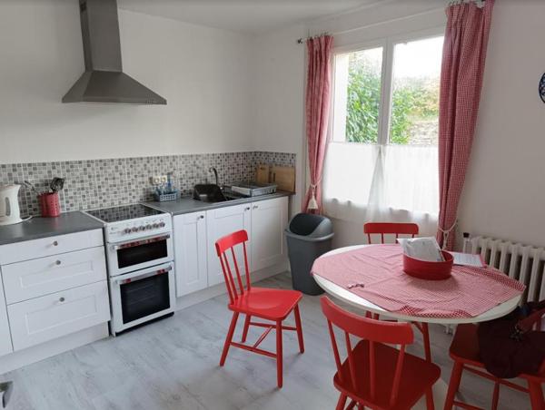 29520 Châteauneuf du Faou maison habitable de suite, 2 chambres salon cuisine vue dégagée