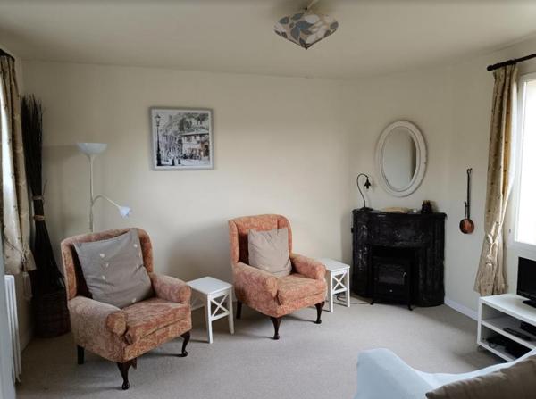 29520 Châteauneuf du Faou maison habitable de suite, 2 chambres salon cuisine vue dégagée