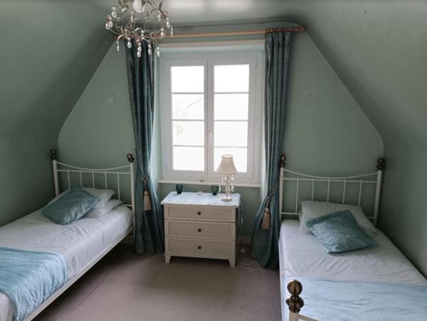 29520 Châteauneuf du Faou maison habitable de suite, 2 chambres salon cuisine vue dégagée