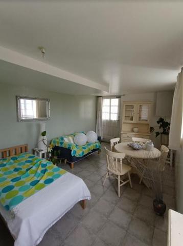 29520 Châteauneuf du Faou maison habitable de suite, 2 chambres salon cuisine vue dégagée