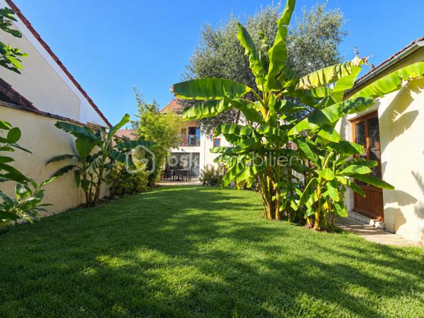 Située dans une impasse au calme, venez découvrir cette superbe maison d'environ 170 mètres carrés habitables, alliant subtilement le charme de l'ancien et de la modernité grâce à une rénovation complète effectuée il y a quelques années.

Le rez-de-chaussée s'articule autour d'une grande cuisine entièrement équipée et aménagée, ouverte sur un vaste séjour chaleureux. Ce niveau dispose également d'un WC indépendant ainsi que d'un espace buanderie avec cabine de douche, lequel dessert une première chambre de plain-pied. Idéalement positionnée à l'écart, elle offre un coin nuit parfaitement intimiste. L'ensemble de ce niveau est complété par un grand garage de 27 m².

À l'étage, un grand palier dessert un WC indépendant avec lave-mains, une élégante salle de bains pourvue d'une double vasque et trois belles chambres, dont une avec balcon privatif.

Au second étage, un couloir indépendant dessert une chambre ainsi qu'une pièce polyvalente pouvant faire office de bureau ou d'une chambre supplémentaire grâce à sa belle superficie au sol, portant ainsi le tout à six chambres au total.

Enfin, vous pourrez profiter pleinement de la saison estivale grâce à un jardin sans aucun vis-à-vis et parfaitement exposé, qui se pare d'un charme fou avec ses essences exotiques comprenant un bel olivier, des bambous ainsi que deux superbes bananiers.
Quelques surprises qui ne sont pas mentionnées sur l'annonce vous attendent lors de la visite.